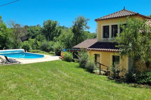 una casa con piscina en un patio en Maison Spacieuse situation idéale au calme en Bouillac