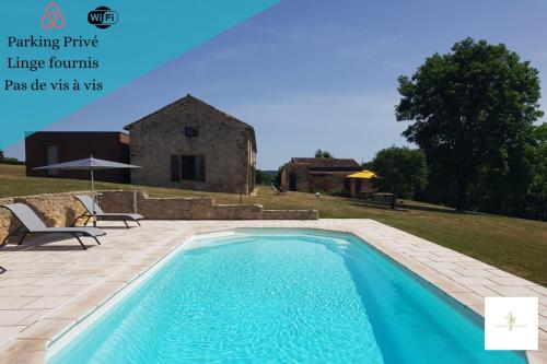 - une piscine en face d'une maison en pierre dans l'établissement Chez François- Charme & Authenticité - Piscine - Climatisation, à Saint-Avit-Sénieur