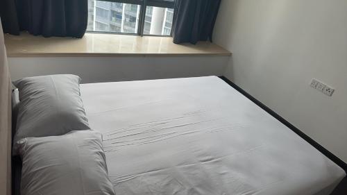 Un pat sau paturi într-o cameră la R&F Princess Cove 3-1 DS Homestay 民宿