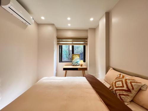 Schlafzimmer mit einem Bett und einem Fenster in der Unterkunft NINE HOUSING 279 Doi Can in Hanoi