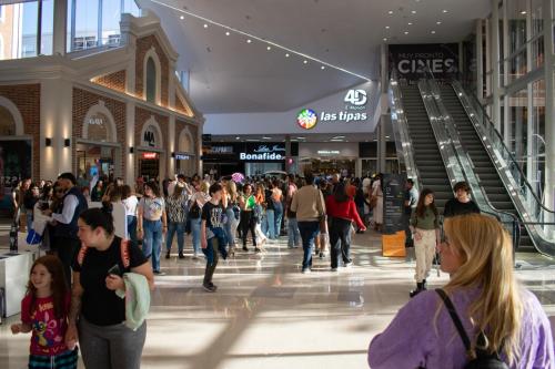 a crowd of people walking through a shopping mall at La Casa de al Lado entre el centro y el río, la Mejor Ubicación en Paraná in Paraná
