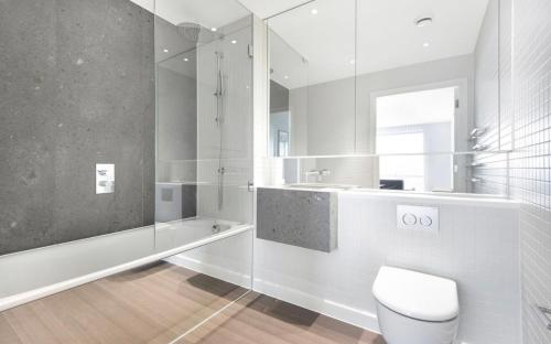 W łazience znajduje się prysznic, toaleta i umywalka. w obiekcie O2 Greenwich Central City Stays w Londynie