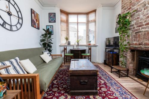 a living room with a couch and a fireplace at GuestReady - Interiores pitorescos em Brighton in Brighton & Hove