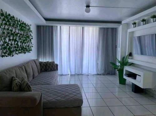 sala de estar con sofá y chimenea en Condado 1 bedroom Apt w/ View, en San Juan