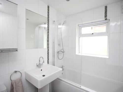 Koupelna v ubytování Sunny Victorian 2BR Townhouse Oxford - Pass the Keys