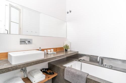 バルセロナにあるMosaic Elegant Apartmentのバスルーム(洗面台、鏡付)
