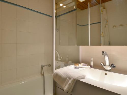 a bathroom with a sink and a shower and a tub at Studio Plagne Bellecôte, 1 pièce, 4 personnes - FR-1-181-2356 in La Plagne Tarentaise
