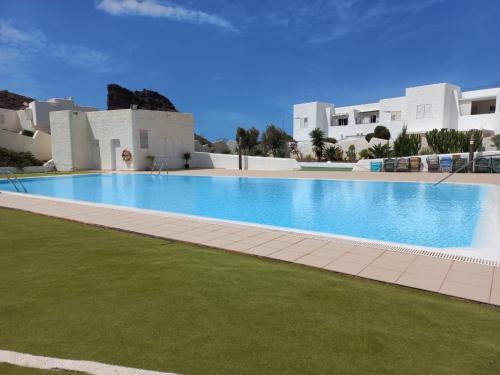 Bazén v ubytovaní 2BR Home - 3 min to Agaete Beach - Pool alebo v jeho blízkosti