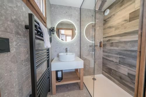 uma casa de banho com um lavatório e um espelho em Chalet Hotel Yeti em Tignes