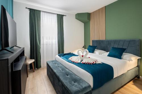 sypialnia z łóżkiem z ozdobą łabędzia w obiekcie VIPo Seget Apartments w Trogirze