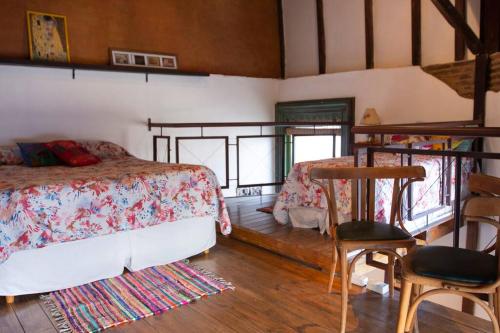 Un dormitorio con una cama, una mesa y una silla. en Loft Antiguo sobre Av de Mayo, en Buenos Aires