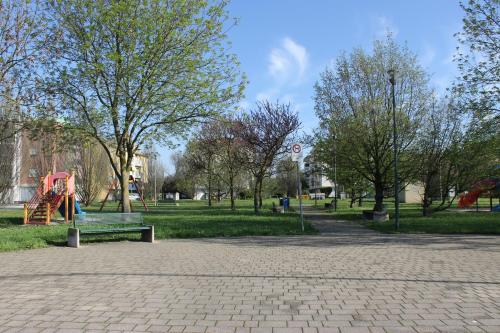 un parque con banco y parque infantil en Civico 26, en Treviso