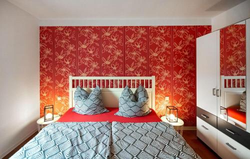 1 dormitorio con paredes rojas y 1 cama con almohadas en Amazing Apartment In Neuendorf With Kitchen en Neuendorf