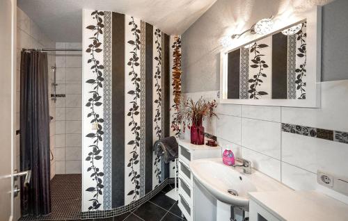 y baño con lavabo y ducha. en Amazing Apartment In Neuendorf With Kitchen en Neuendorf