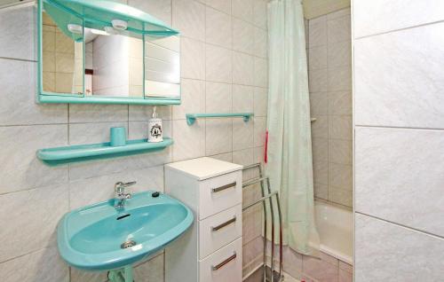 Phòng tắm tại Cozy Apartment In Graal-mritz ostseehe With Wifi