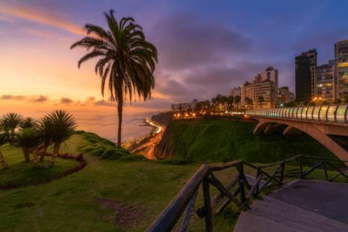 vista su una città con ponte e palme di Costa Verde 2 Bedrooms Apartment Miraflores a Lima