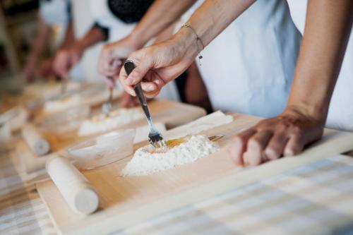 a person mixing flour on a cutting board at Agriturismo Il Caggio in Sovicille