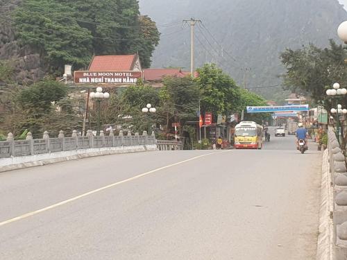 a city street with a bus and a bus at Blue Moon Motel in Yên Ha
