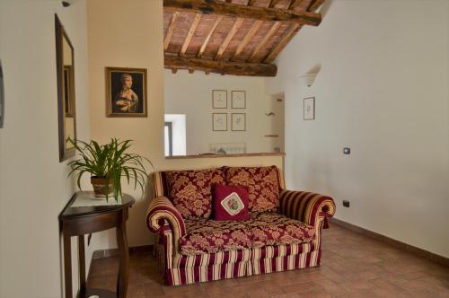 a living room with a couch and a table at Agriturismo Il Caggio in Sovicille