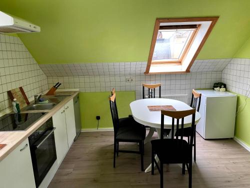Η κουζίνα ή μικρή κουζίνα στο Modernes Apartment mit 2 Schlafzimmern und Privatparkplatz nahe Innenstadt