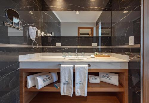 baño con lavabo y encimera con toallas en HOTEL KONKE MAR DEL PLATA en Mar del Plata