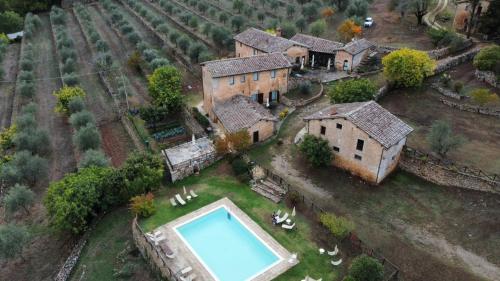 an aerial view of an old house with a swimming pool at Agriturismo Il Caggio in Sovicille