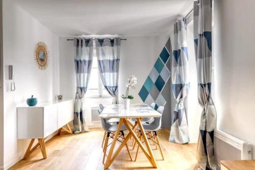 Cette chambre dispose d'une table et d'une fenêtre avec des rideaux. dans l'établissement C3 Disney Centre Station, à Chessy