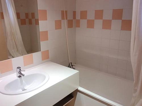 une salle de bain avec un lavabo et une baignoire dans l'établissement Studio agréable avec accès direct aux pistes et coin montagne - FR-1-181-2583, à Aime La Plagne