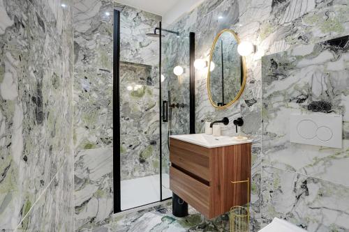 Phòng tắm tại Charming 4BR 8P flat in the heart of Paris Hotel de ville