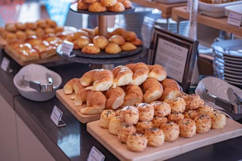 a bakery with pastries and other pastries on display at HOTEL KONKE MAR DEL PLATA in Mar del Plata