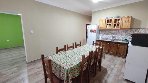 een keuken met een tafel en een keuken met een koelkast bij La Casa de Vinchina in Vinchina
