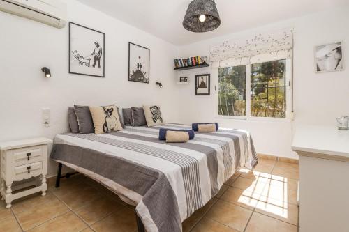 une chambre avec un grand lit dans une pièce dans l'établissement Casa Isabela, à Jávea