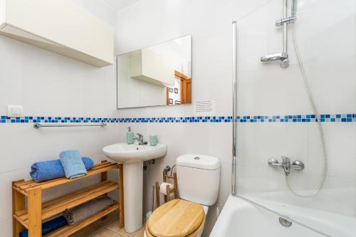 une salle de bains avec lavabo, toilettes et douche dans l'établissement Casa Isabela, à Jávea