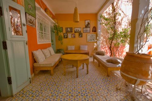a living room with a couch and a table at Maison d'hôtes Dar Farhana in Ouarzazate
