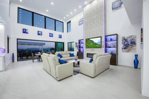 Μια τηλεόραση ή/και κέντρο ψυχαγωγίας στο An Architectural masterpiece with unparalleled beauty, elegance and amenities