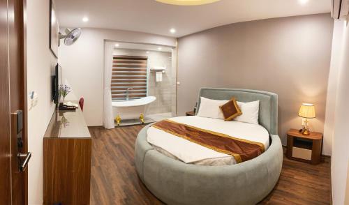 Postel nebo postele na pokoji v ubytování Luxtel Hotel Ngoại Giao Đoàn