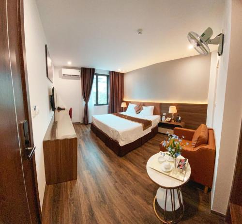 Postel nebo postele na pokoji v ubytování Luxtel Hotel Ngoại Giao Đoàn