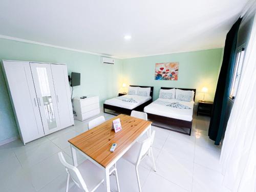 Habitación pequeña con 1 cama, 1 mesa y 1 dormitorio en BAVARO Los Corales SOL Caribe STUDIOS Rooms DELUXE WiFi Parking BEACH CLUB & SPA, en Punta Cana