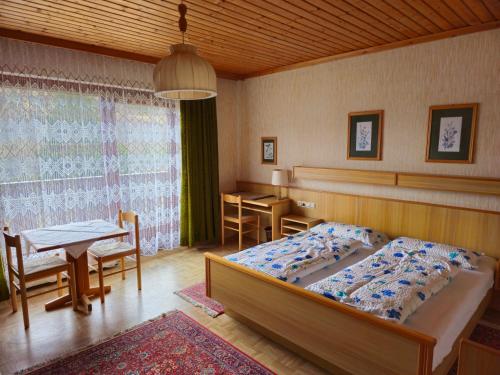 um quarto com uma cama, uma mesa e uma secretária em Haus Schweighofer em Neuberg an der Mürz