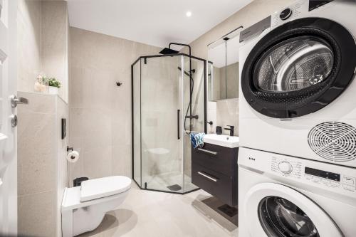 y baño con lavadora y ducha. en Allmenningen Apartments, en Bergen
