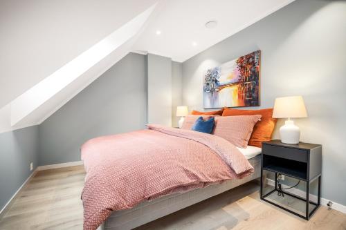 1 dormitorio con 1 cama y una pintura en la pared en Allmenningen Apartments, en Bergen