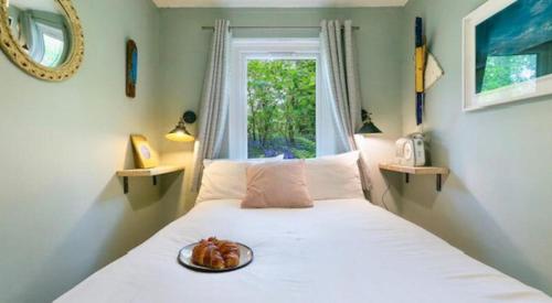 ein Schlafzimmer mit einem Bett mit einem Obstteller darauf in der Unterkunft Painters Cottage 2-Bed Chalet nr St Ives & Hayle in St Ives