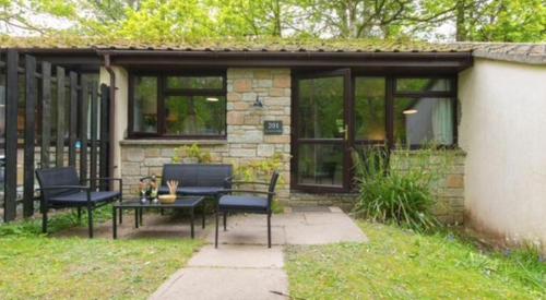a screened in patio with a table and chairs at Painters Cottage 2-Bed Chalet nr St Ives & Hayle in St Ives