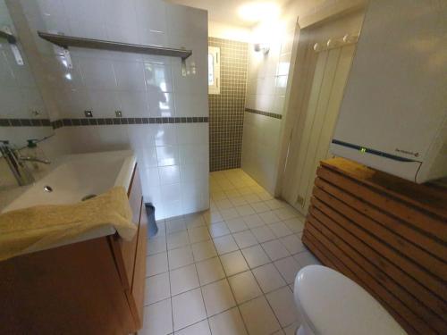 une salle de bain avec une baignoire, un lavabo et des toilettes dans l'établissement Villa soulacaise - 3482, à Soulac-sur-Mer