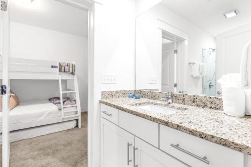 Ένα μπάνιο στο Salty Sons 4 BR and just minutes to the Beach Rosemary and 30Avenue