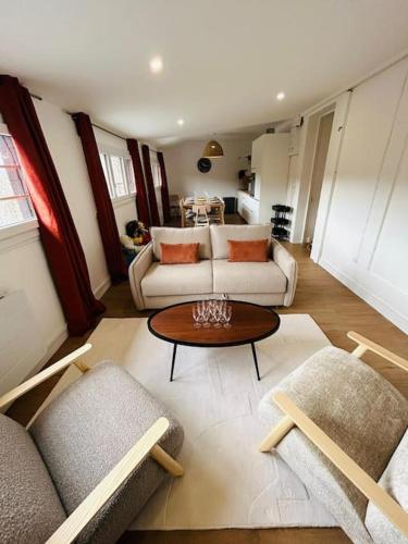 un salon avec deux canapés et une table dans l'établissement NEW : Appartement Vue montagne, à Mont-Dore
