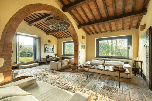 sala de estar con sofá y mesa en Villa - Podere Monti en Sant'Albino