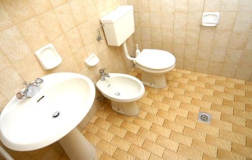ビビオーネにあるCapitolのバスルーム(洗面台、トイレ付)