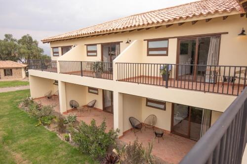 an aerial view of a house with chairs on the balcony at Pietra Hotel in Sáchica