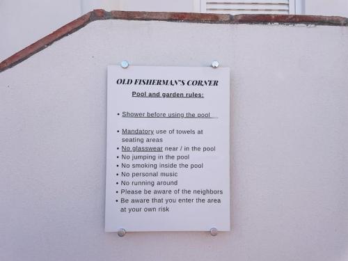 un cartello sul lato di un edificio di Old Fisherman's Corner 5 - Centro Old Town Albufeira ad Albufeira
